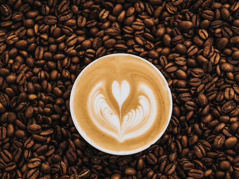 Diferentes tipos de café servidos en una mesa de madera